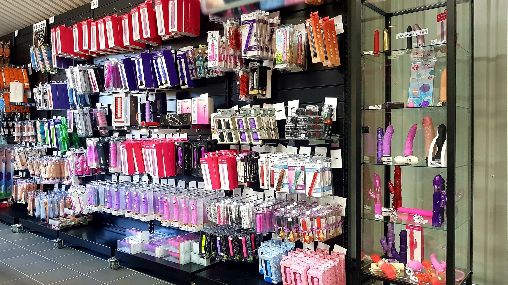 Produktvägg med sexleksaker i Lustjakts butik i Uddevalla