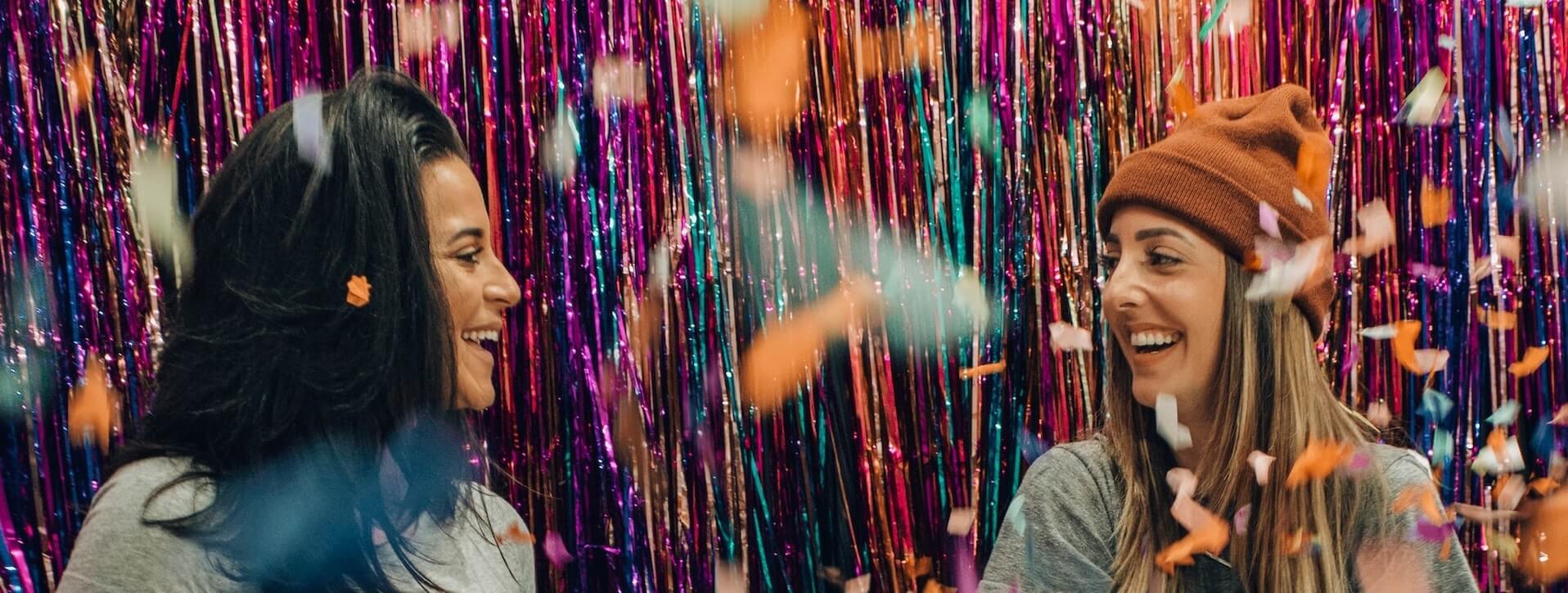 Tjejer skrattar på homeparty