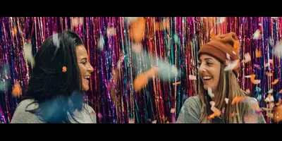 Tjejer skrattar på homeparty